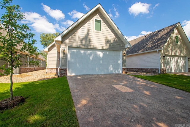 view of front of property featuring a front yard and a garage