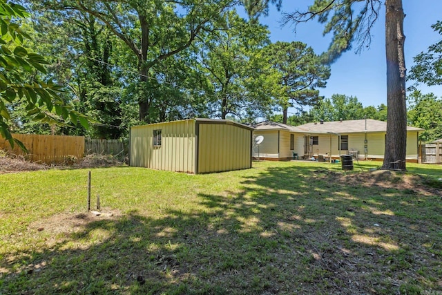 view of yard featuring a shed