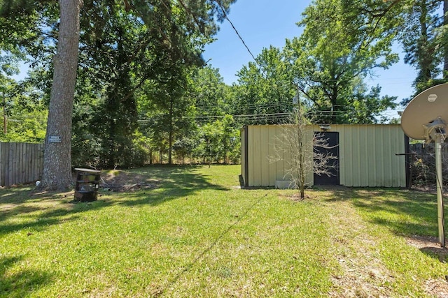 view of yard with a shed