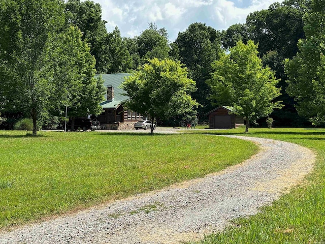 view of yard featuring a storage unit