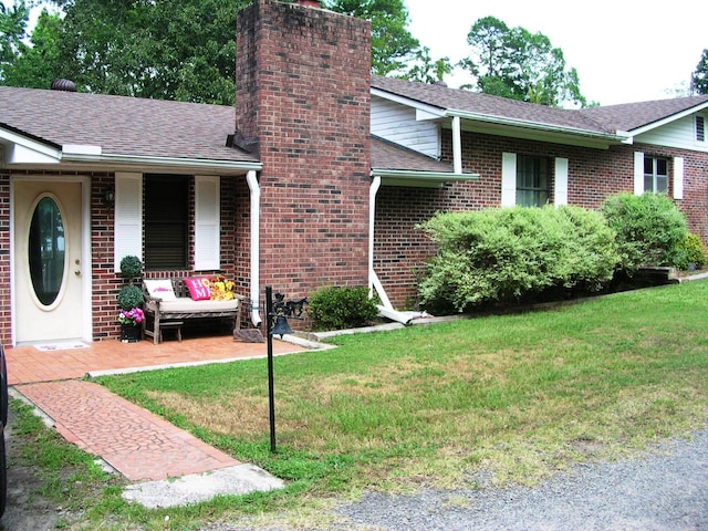 view of front of property featuring a front lawn