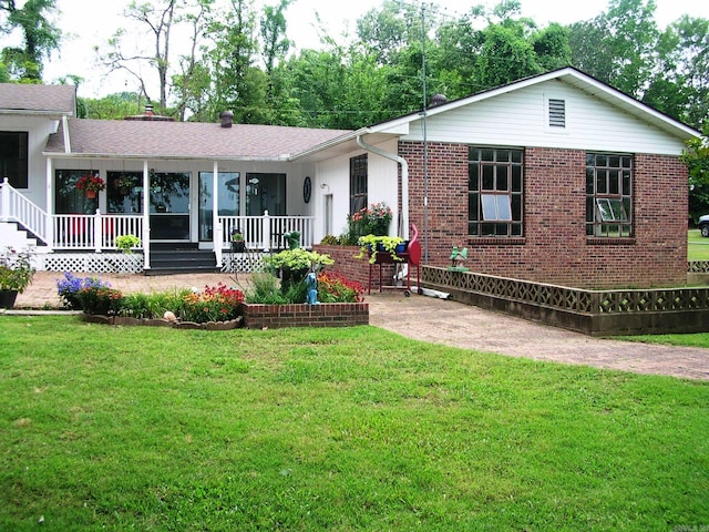 view of front facade featuring covered porch and a front lawn