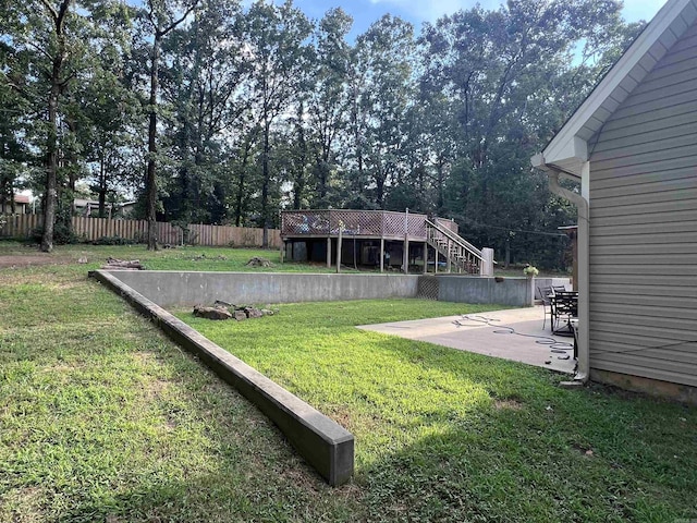 view of yard with a patio area