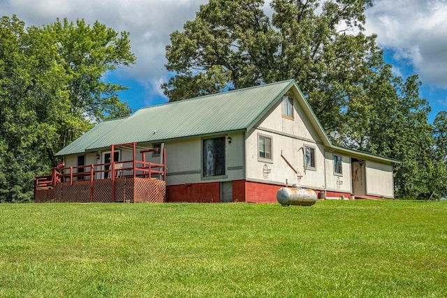 view of front facade with a front lawn