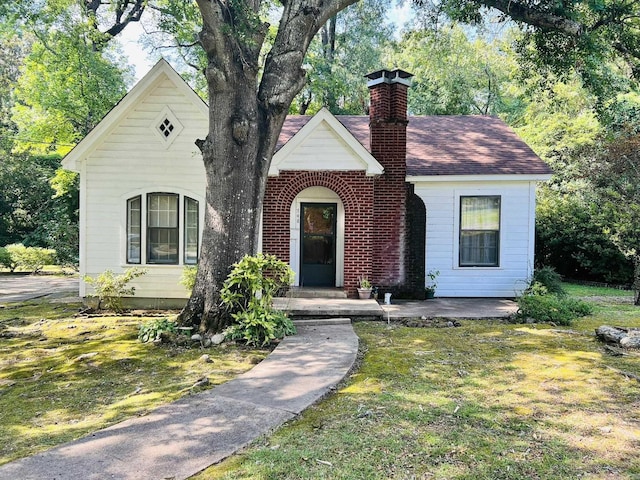 view of front facade featuring a front yard