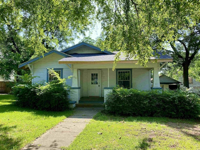 bungalow featuring a front yard