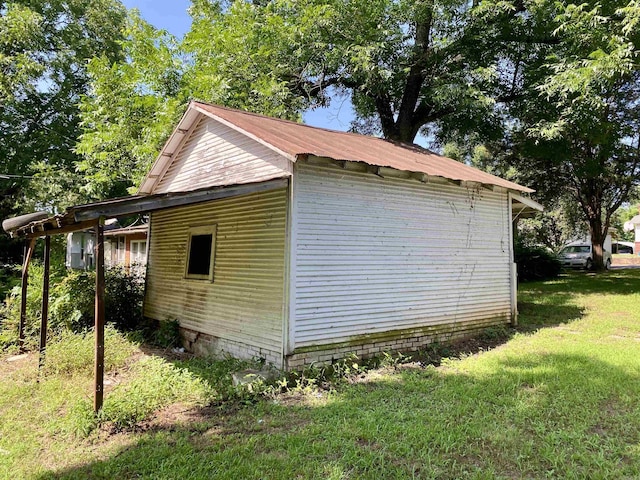 view of side of property with a lawn