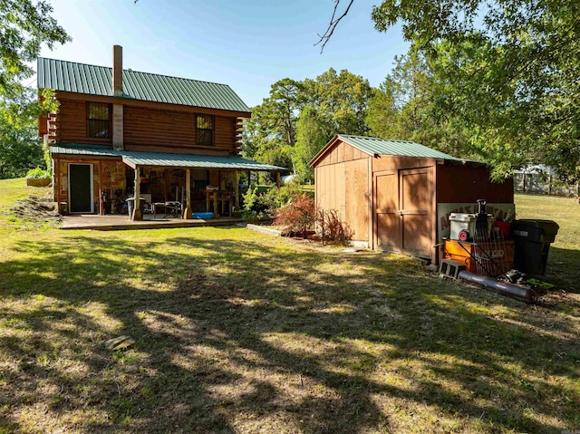 view of yard featuring a storage unit