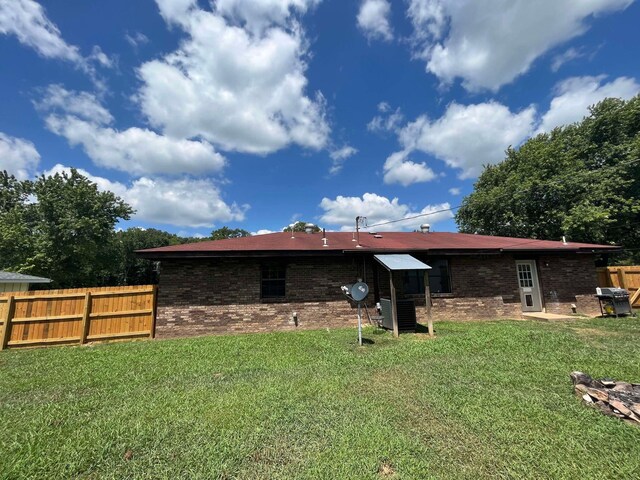 view of outdoor structure with a yard