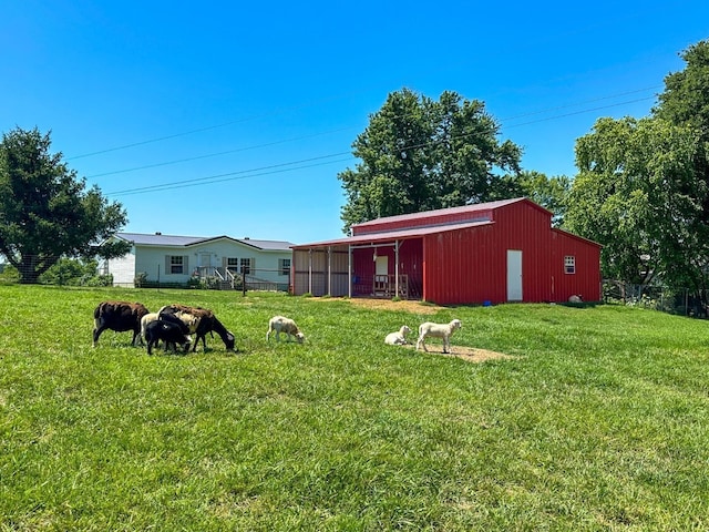 view of yard with an outbuilding