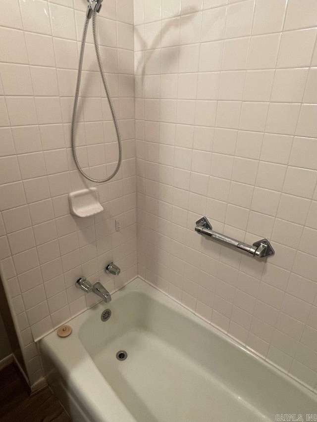 bathroom featuring tiled shower / bath combo