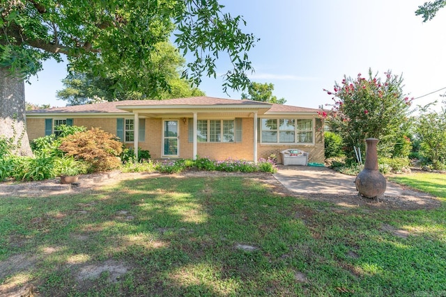 single story home featuring a front lawn