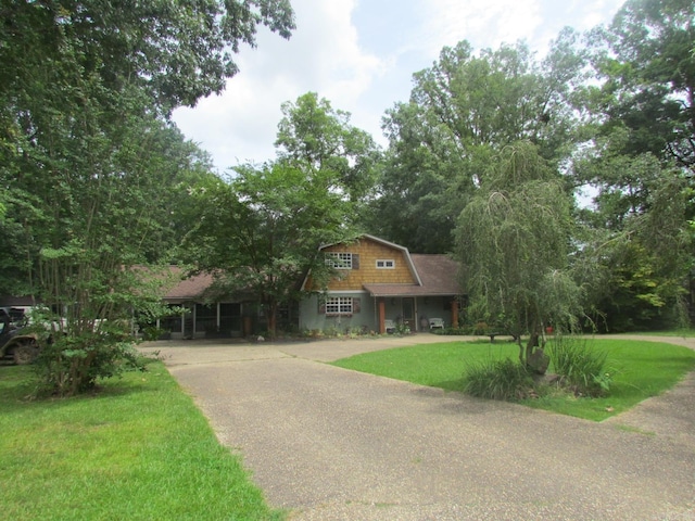 view of front of house with a front lawn