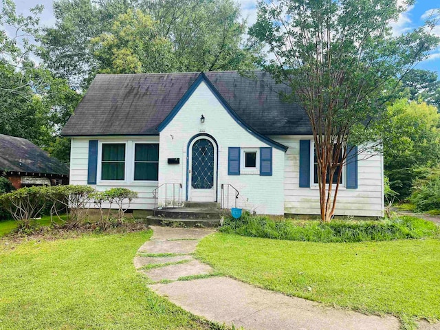 view of front facade featuring a front yard