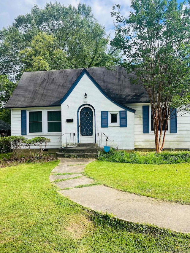 ranch-style house with a front yard