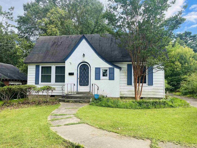 view of front of house with a front lawn