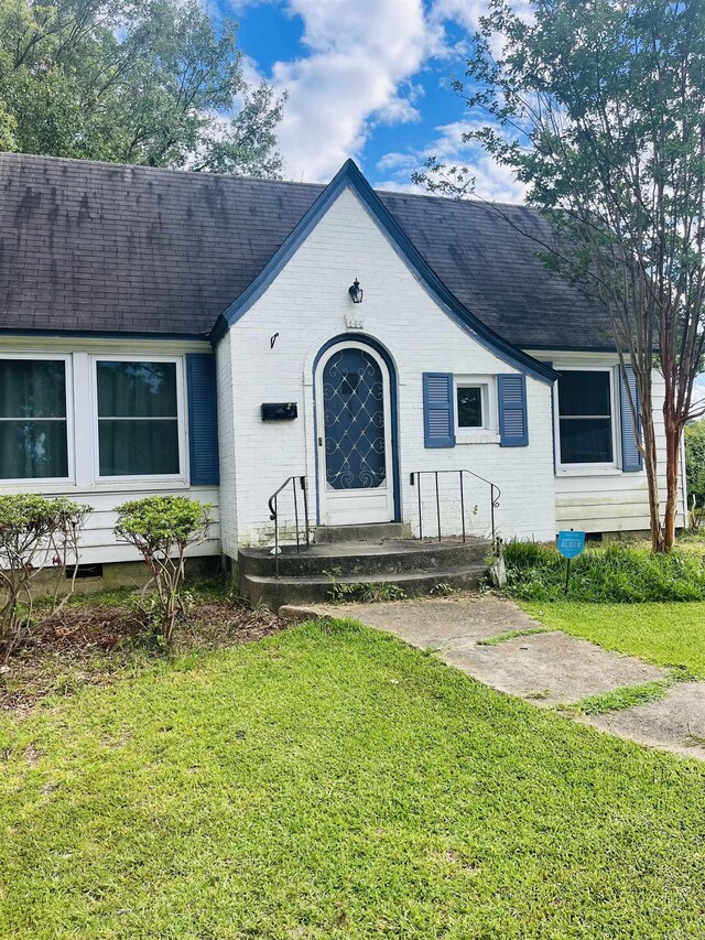 view of front facade with a front yard