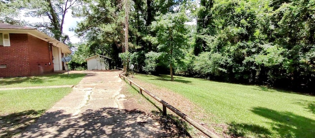 view of yard featuring a storage shed