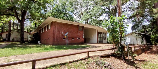 view of front of house with a front yard