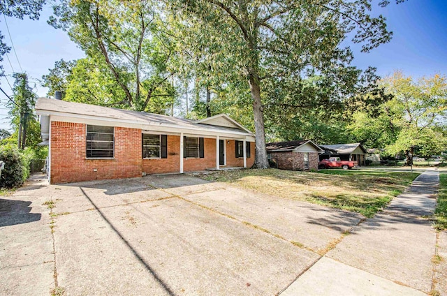 ranch-style house with a porch