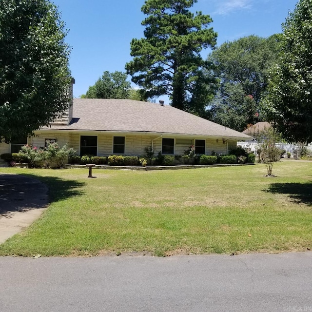 ranch-style house featuring a front yard