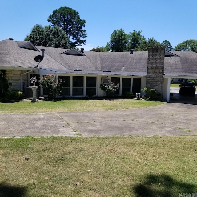 ranch-style home featuring a front lawn