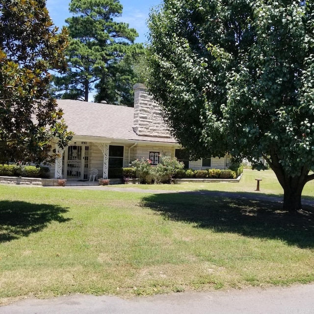 view of front of house featuring a front yard