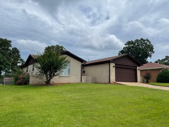 view of front of property featuring a garage and a front yard