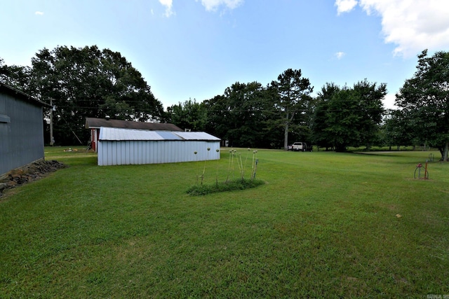 view of yard featuring an outbuilding