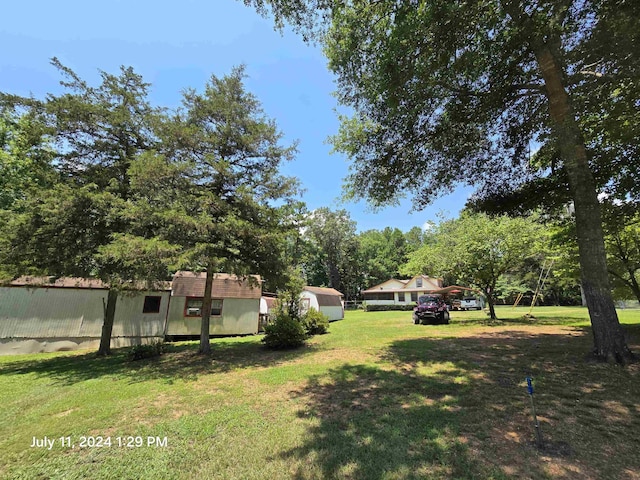 view of yard featuring a storage shed