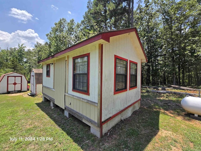 view of outdoor structure with a yard