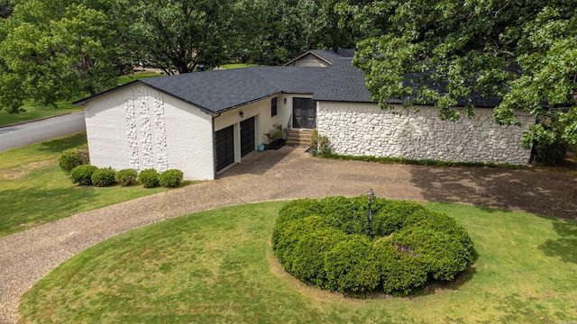 view of front of house with a front lawn