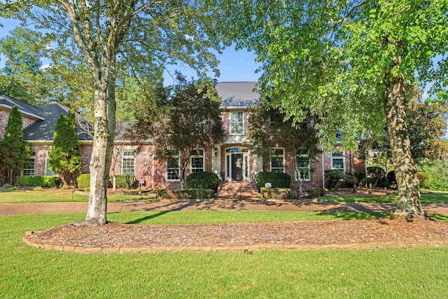 view of front of property featuring a front yard