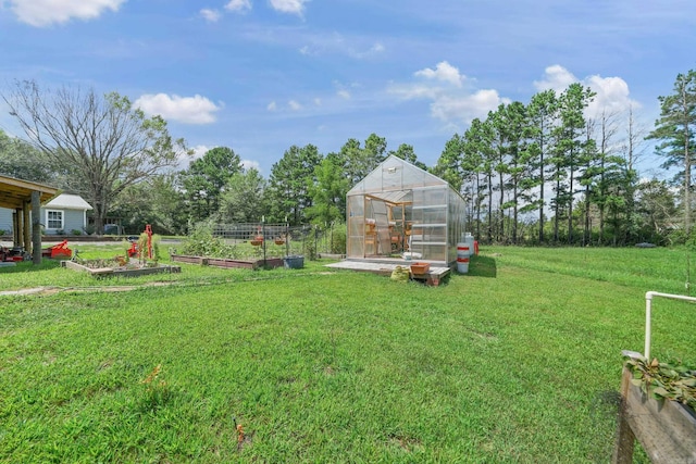 view of yard featuring an outdoor structure