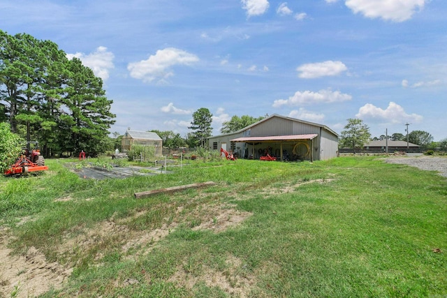 view of yard featuring an outdoor structure