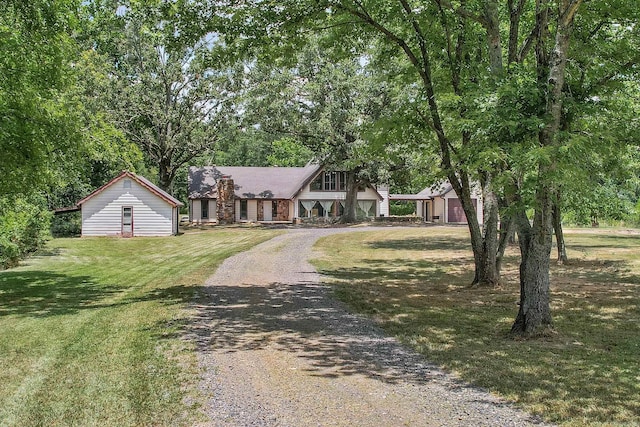 view of front of property featuring a front yard