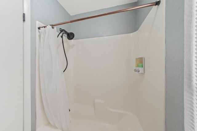 bathroom featuring a shower with shower curtain