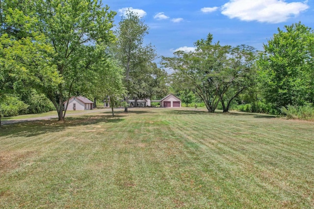 view of yard featuring an outbuilding