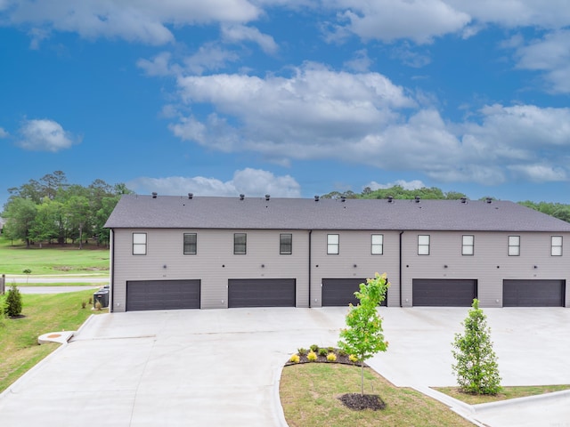 view of front of house featuring a front lawn