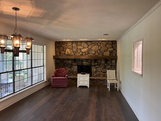 living room with crown molding, dark wood-type flooring, an inviting chandelier, and a textured ceiling