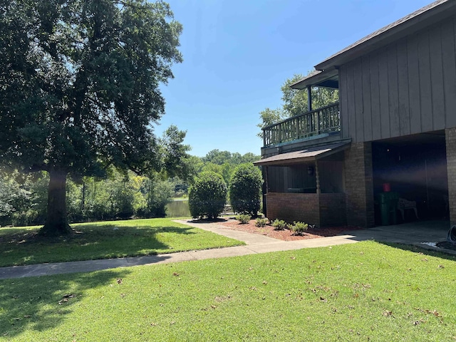 view of yard featuring a balcony