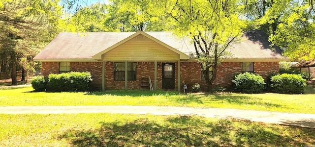 view of front of house featuring a front yard