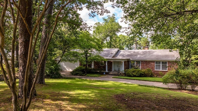 ranch-style house featuring a front yard