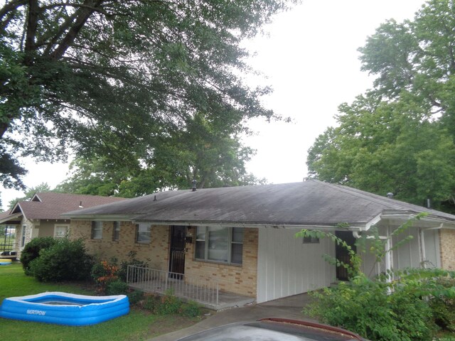 view of yard featuring a storage unit