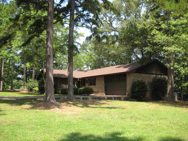 ranch-style house featuring a front yard