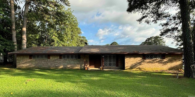 ranch-style house featuring a front lawn and brick siding