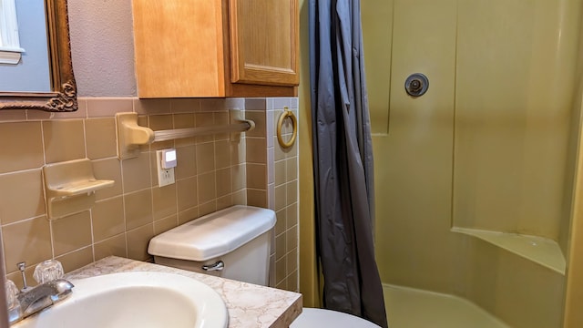 full bathroom featuring decorative backsplash, shower / bath combo, toilet, and sink