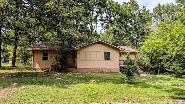 view of side of property featuring a lawn