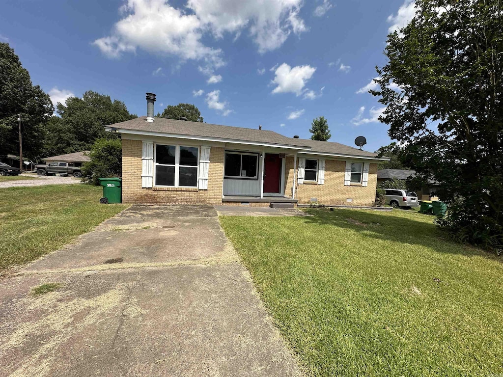 view of front facade with a front lawn