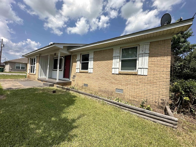 ranch-style home with a front lawn